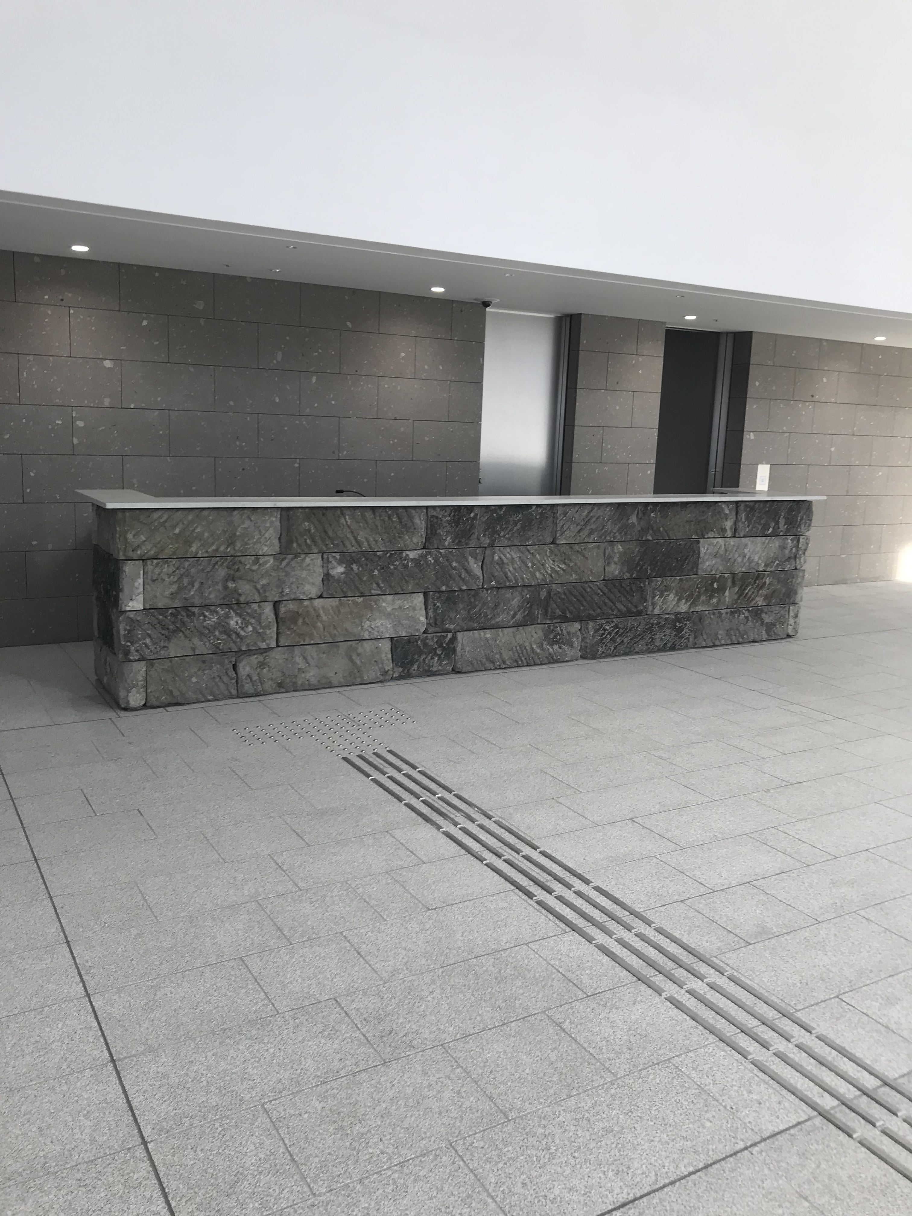 石材？人工？テーブル　静岡市 飛騨家具 HIDA 飛騨産業 Seion 静穏 サイドテーブル 国産家具
